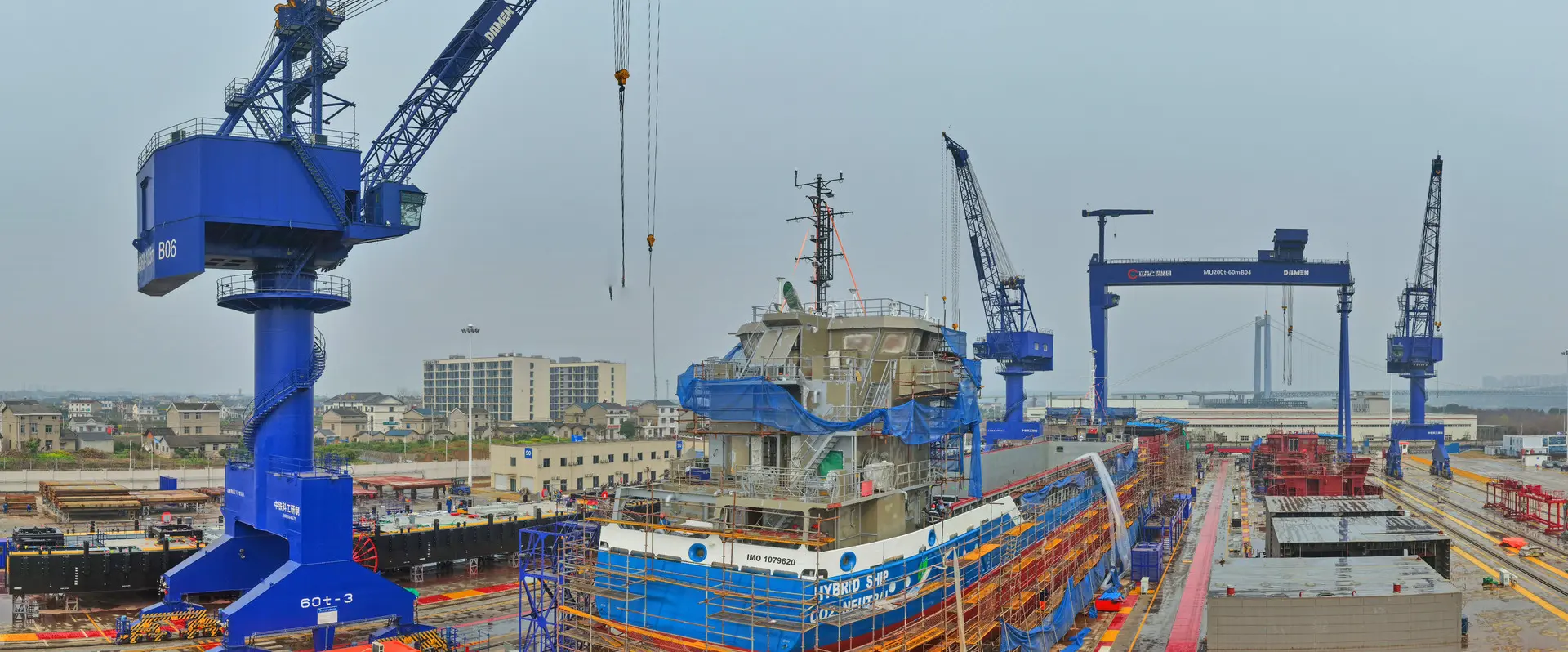 Powerful Port & Portal Cranes for Lifitng