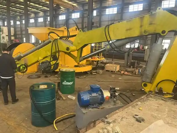 Factory Workers Celebrate as YUNTIAN GROUP CRANE Unveils Next-Gen Heavy-Lifting Marvel