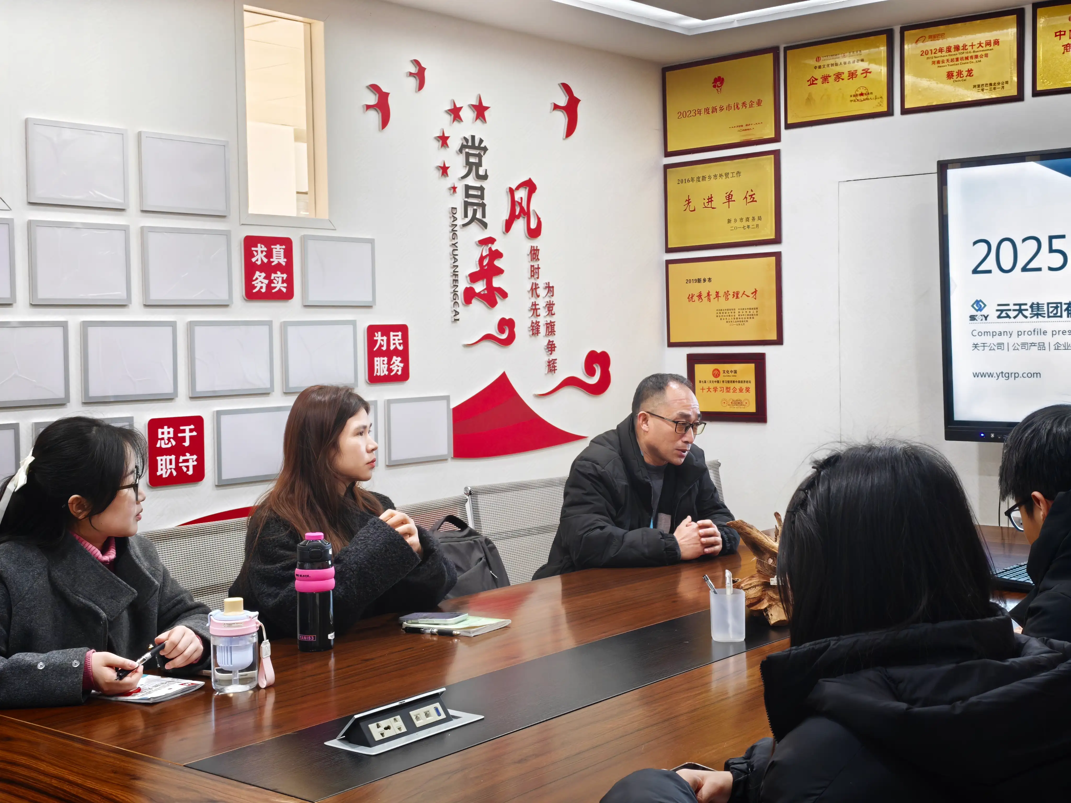 ZhongRen Foreign Trade Company came to our company to discuss academic exchanges.