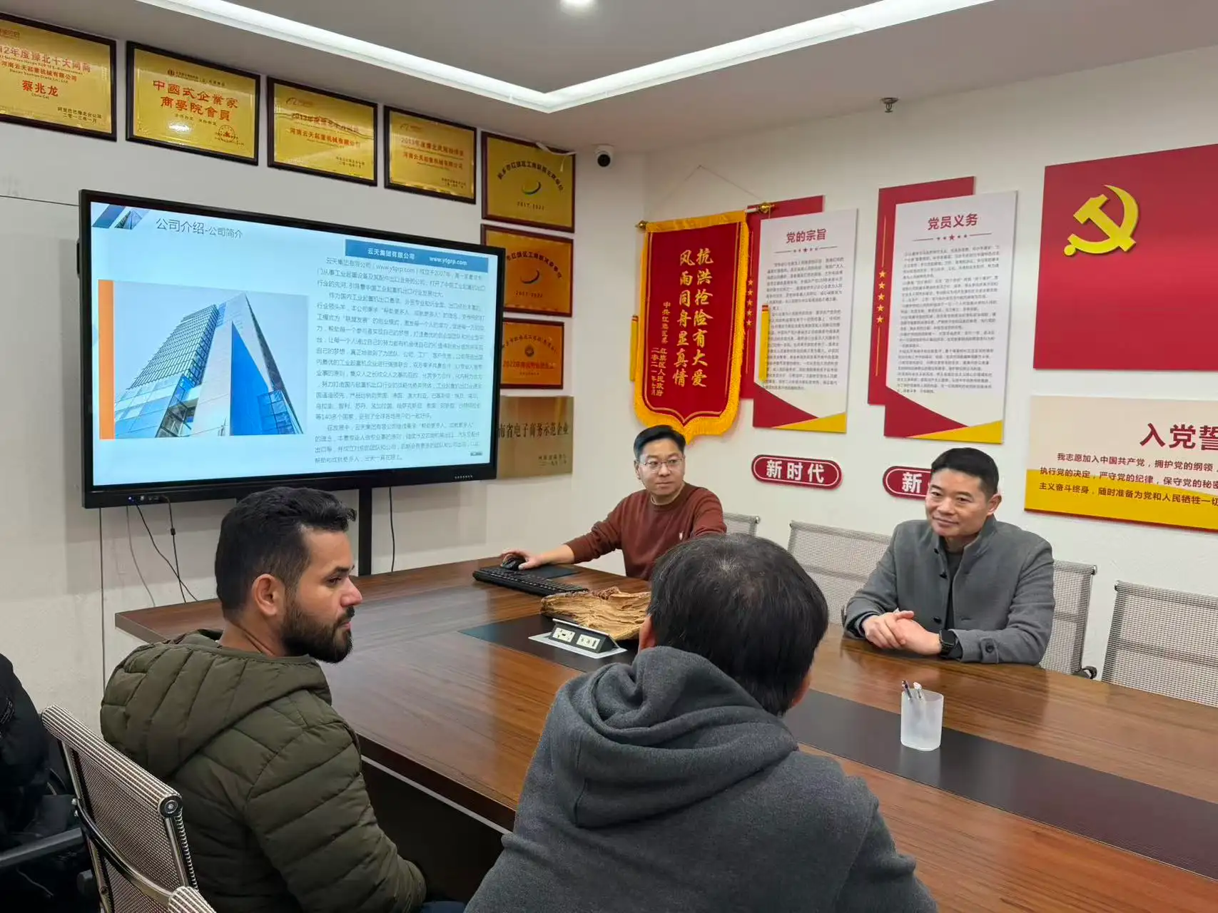 Pakistani business partners visited Yun Tian Group for technical exchanges and cooperation.