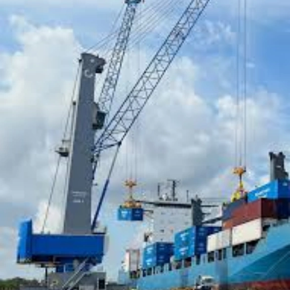 Mobile harbour crane with 360-degree rotation capability