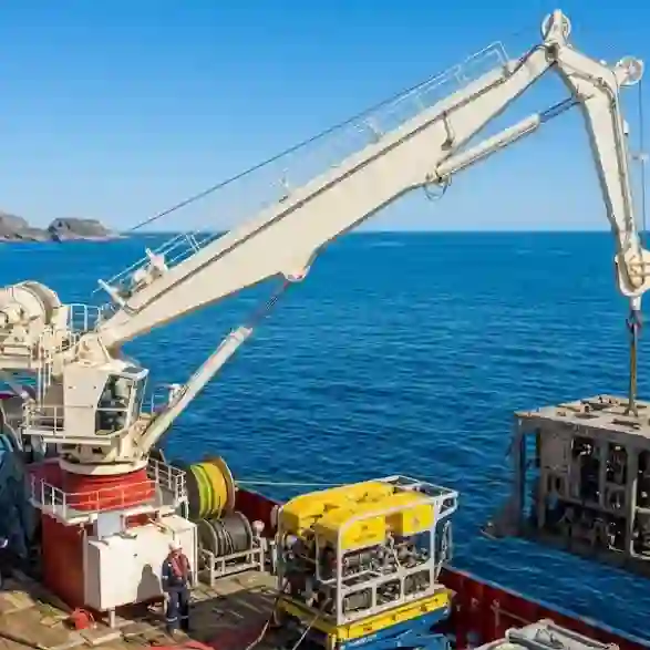 Marine deck crane in operation – heavy-duty offshore lifting for port and wharf